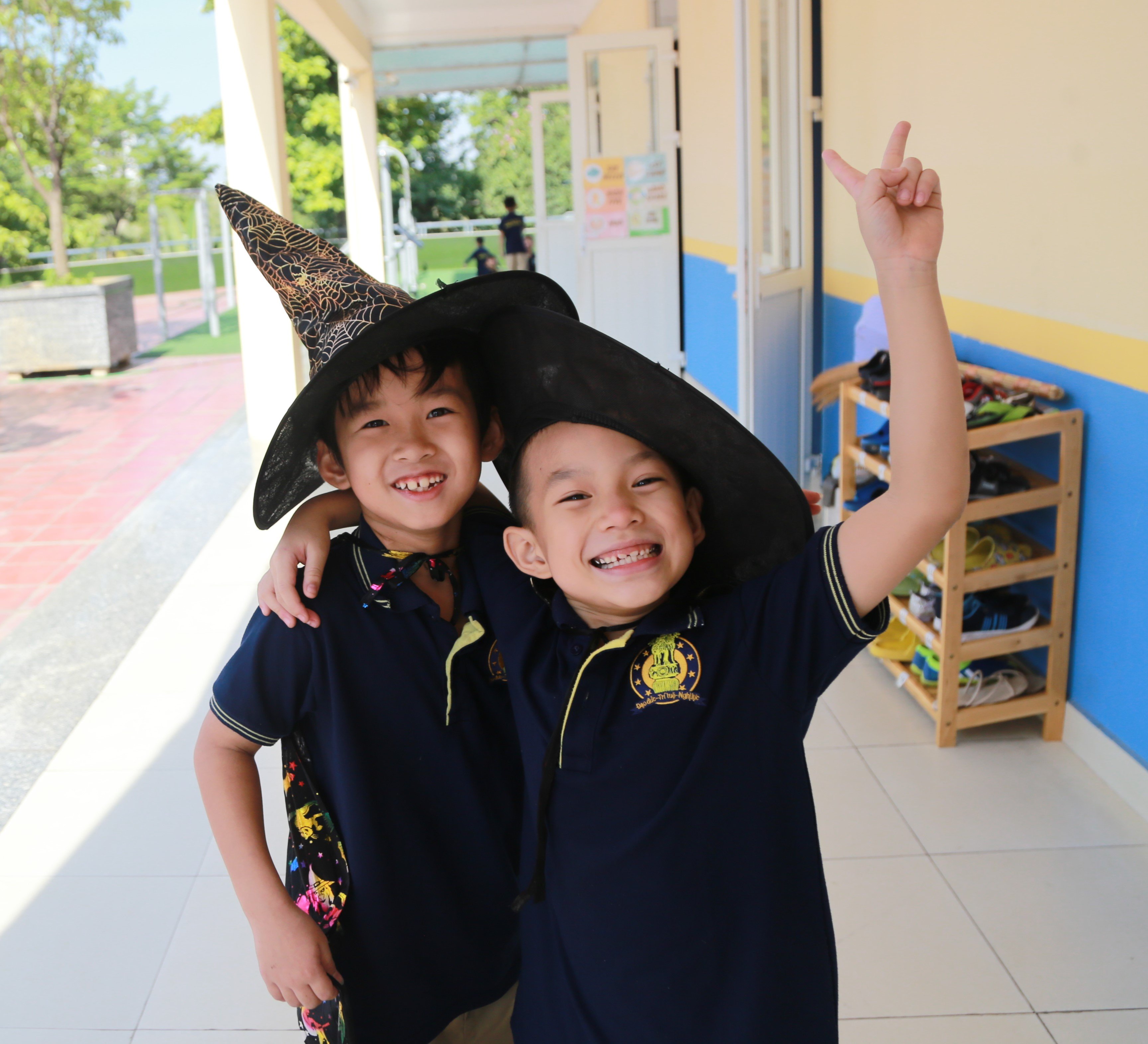 SPECIAL HALLOWEEN AT THE CLASS OF THE VIETNAMESE-AMERICAN DUAL DIPLOMA PROGRAM: THE GHOSTS WORK GOOD THINGS!
